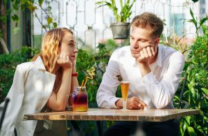 なぜ私 あなたに恋愛相談をしてくる男性の心理とは 相談内容によっては注意点も Galichu