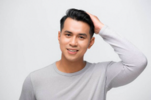 どうしても気になってしまう いつも髪の毛を触っている男性の心理とは Galichu